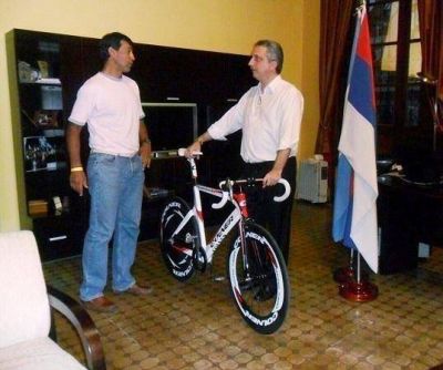  Passalacqua entreg� bicicleta de competici�n a ciclista misionero