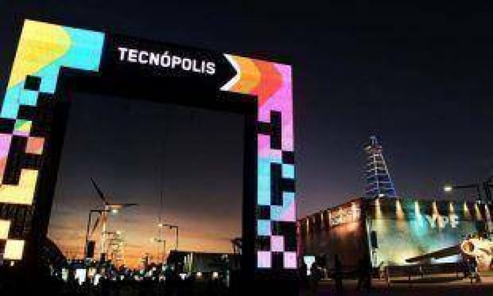 Con Catupecu Machu y fuegos artificiales, Tecn�polis concluye su edici�n de 2012