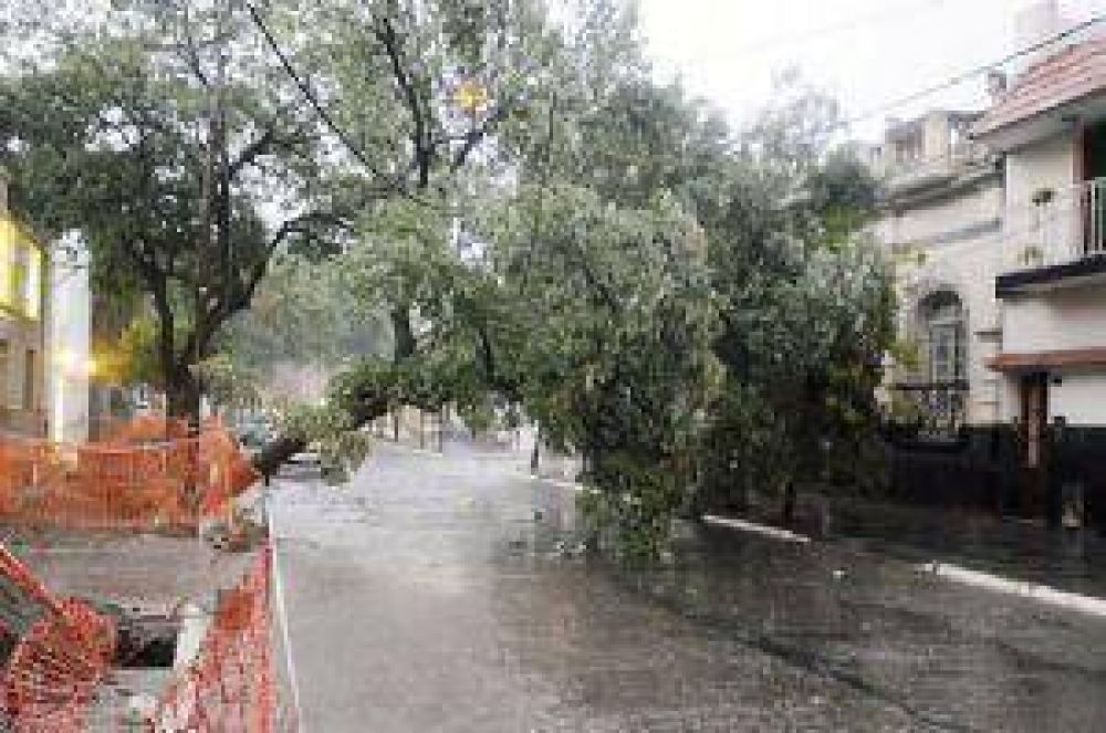 La lluvia, el viento y granizo traen inconvenientes a diversos sectores