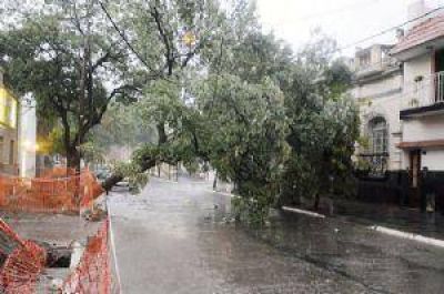La lluvia, el viento y granizo traen inconvenientes a diversos sectores
