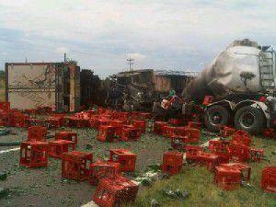 Dos muertos al chocar 3 camiones y una moto en la Ruta 11