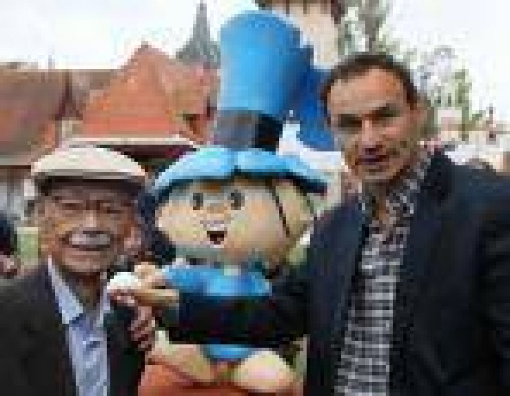Creador de �Hijitus�: Garc�a Ferr� fue homenajeado por Bruera en la Rep�blica de los Ni�os