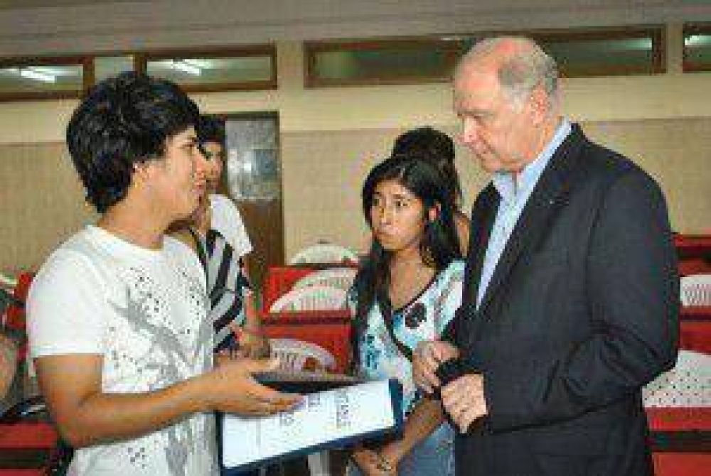  En el Carmen, el Vicegobernador destac� la importancia de la educaci�n para la juventud