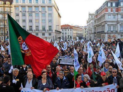 Militares marchan en Portugal contra los recortes