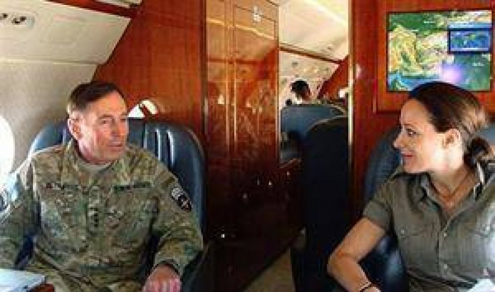 Revuelo en Washington por la dimisi�n de Petraeus
