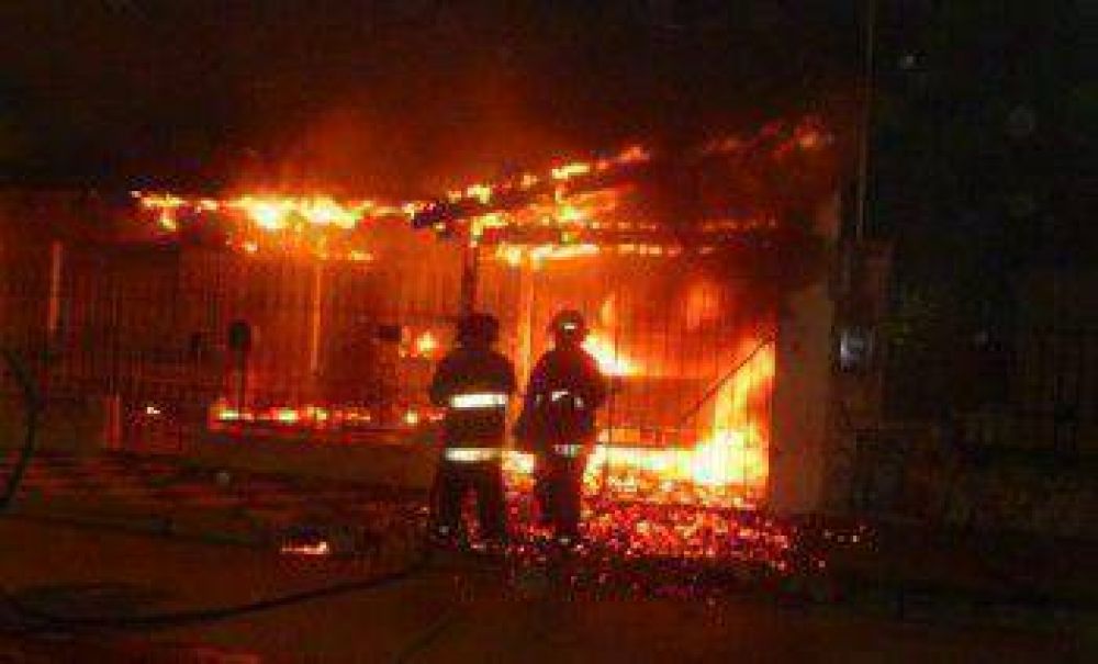 El fuego provoc� serios da�os en una casa de Villa Rosas