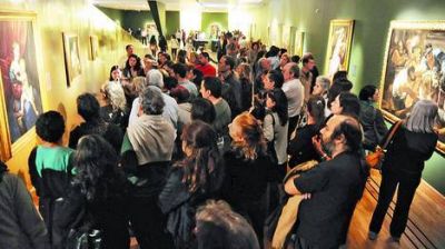 La enorme fiesta de la cultura, con una multitud en la calle