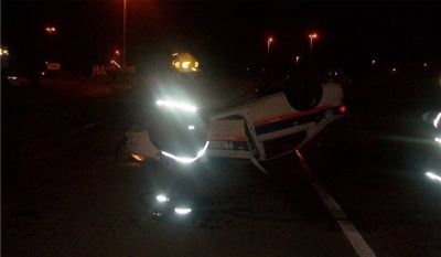 Robo y vuelco en la madrugada