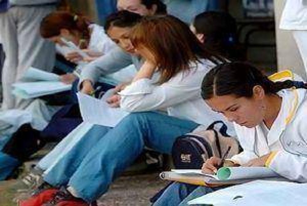 Buscan incorporar al Estado a los estudiantes secundarios destacados