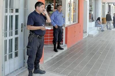A punta de pistola asalt� un comercio y huy� en moto
