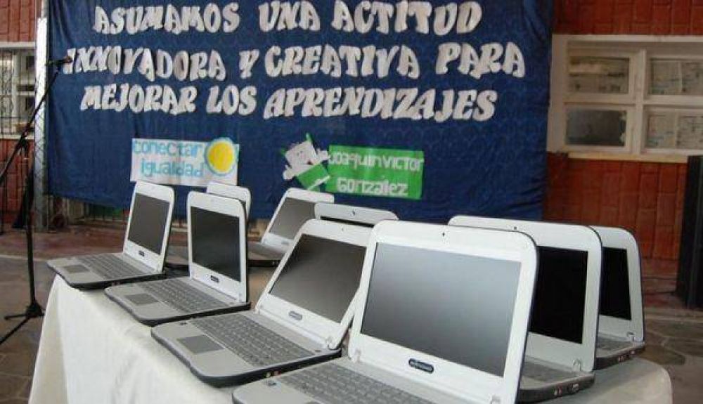 168 alumnos arauque�os ya cuentan con sus computadores personales