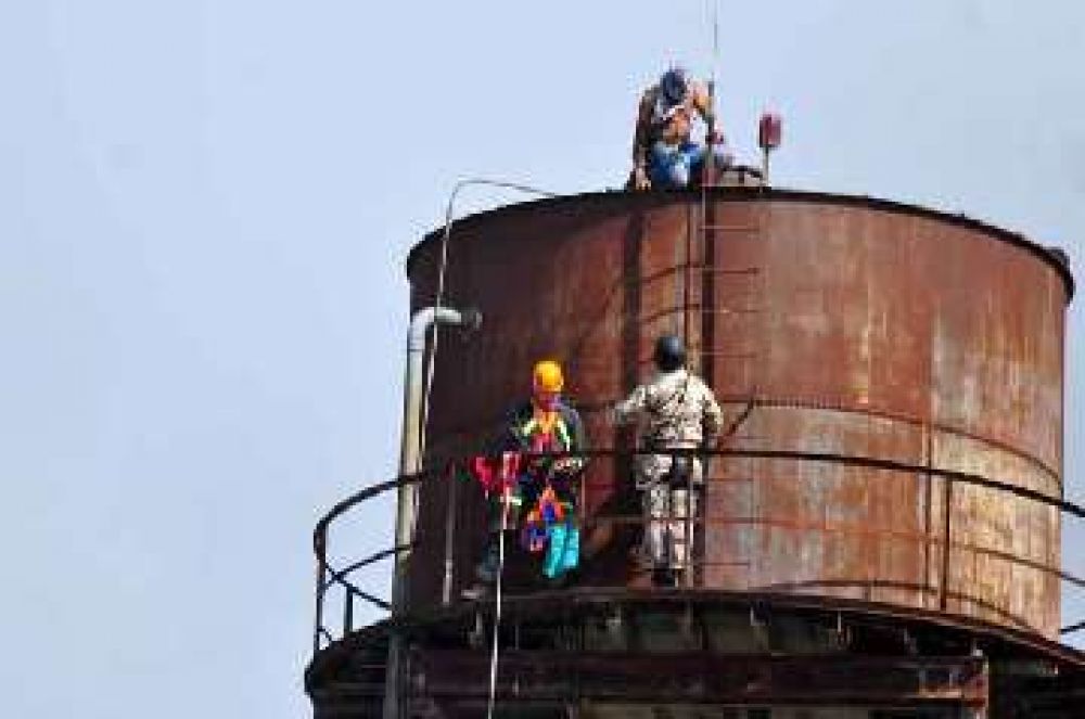 Un joven estuvo 4 horas sobre tanque de agua del ex Molino F�nix, a 50 metros de altura 