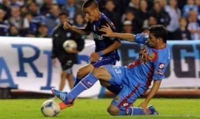 Racing s�lo expuso entusiasmo y apenas empat� con Arsenal
