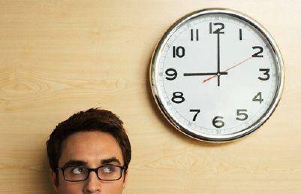  El trabajo durante el descanso semanal y el pago de recargos por �horas extras�. 