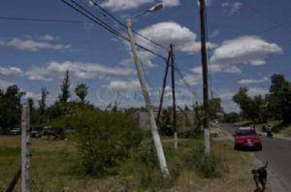 Vecinos de Banda de Varela tambi�n piden cambiar los postes de luz 