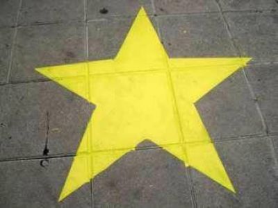 Estrellas amarillas para recordar v�ctimas de accidentes de tr�nsito 