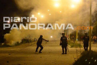 Graves enfrentamientos entre hinchas de Sarmiento y la polic�a 