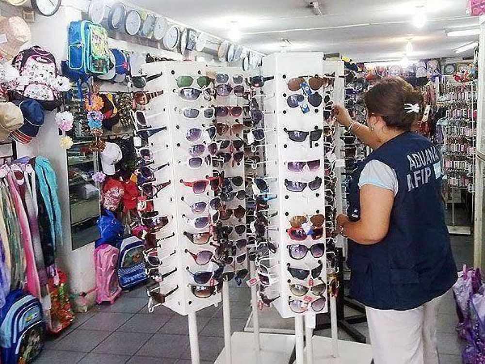 Decomisaron 2500 anteojos de venta ilegal en Mar del Plata y Tandil