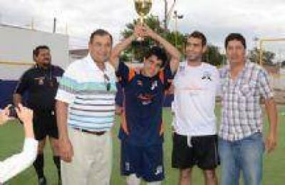 Isa entreg� los trofeos en los interprovinciales de futbol para ciegos 