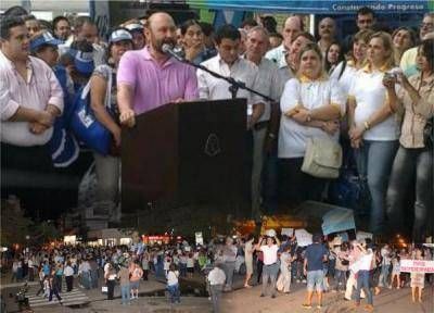 8N: Gildo Insfr�n culp� a los medios, a "la envidia" y a la oposici�n antipatria de confundir y calentar la calle para que salga la gente 