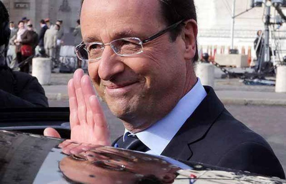 Hollande enfrenta a los medios con su imagen en picada