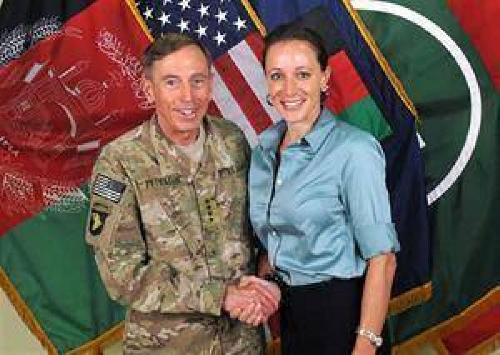 Celos y amenazas: c�mo cay� Petraeus