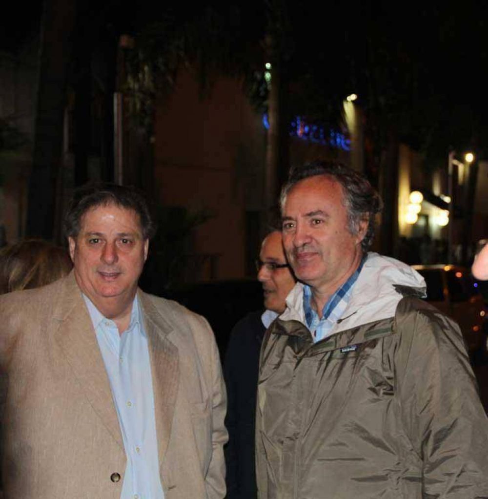 Joaqu�n de la Torre y el ministro de Salud de la Provincia, Alejandro Collia, recorrieron la calle Tribulato el s�bado por la noche