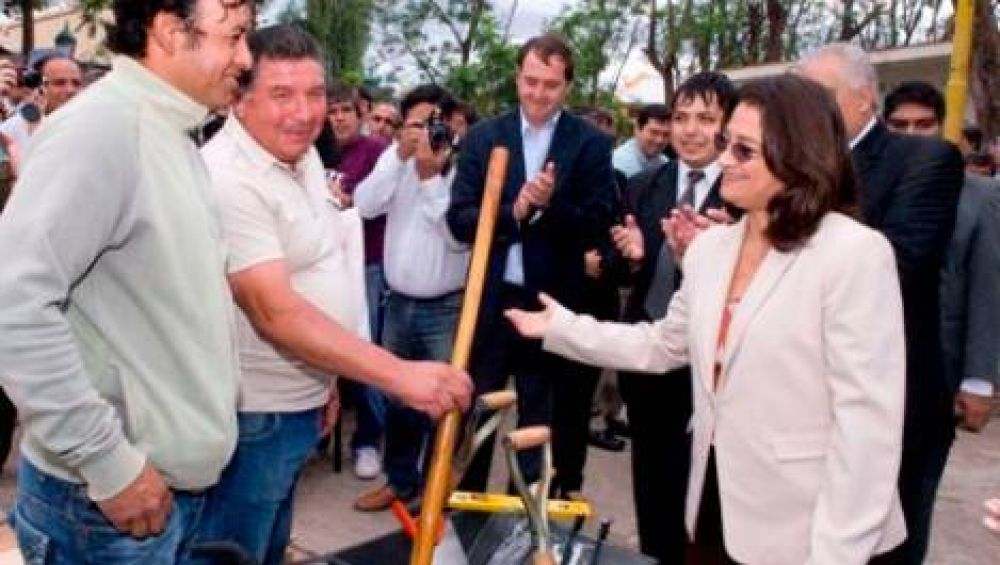 Corpacci particip� de la firma de contratos de trabajo y entrega de herramientas a cooperativas