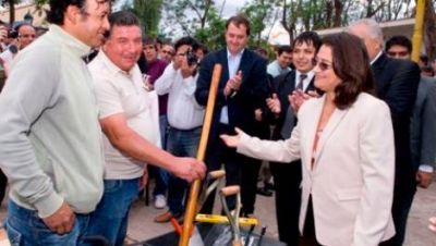 Corpacci particip� de la firma de contratos de trabajo y entrega de herramientas a cooperativas
