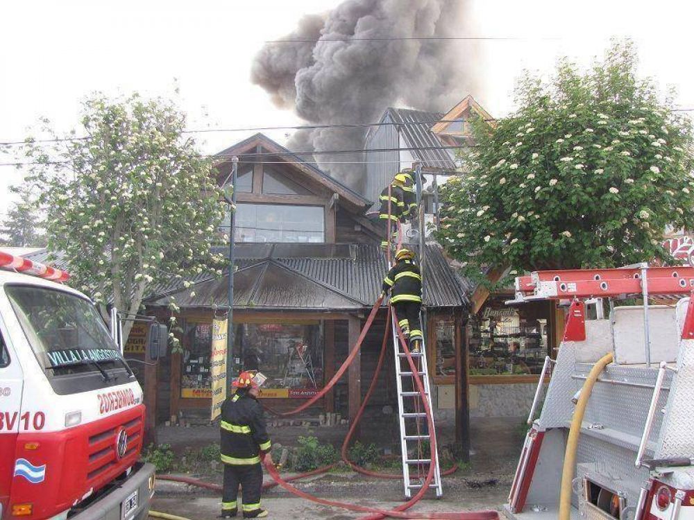 Se incendi� un comercio en pleno centro