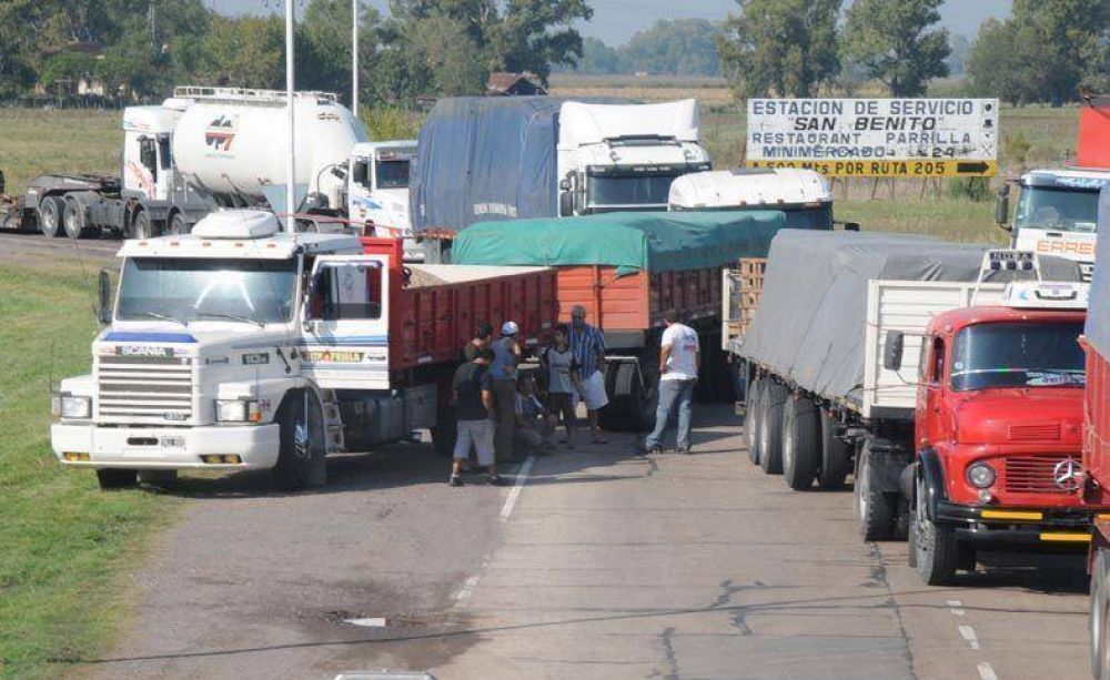 En la ruta, productores y camioneros de Moyano
