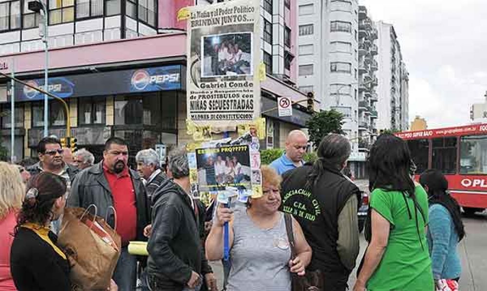 Tras los desalojos, puesteros de Plaza Constituci�n cortan la avenida Juan de Garay