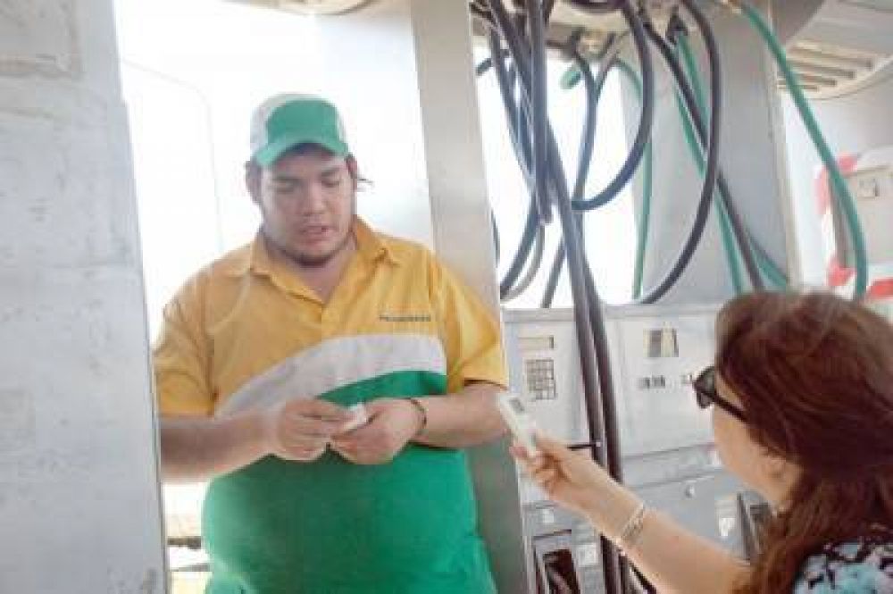 Solitario delincuente llen� el tanque y asalt� una estaci�n de servicio