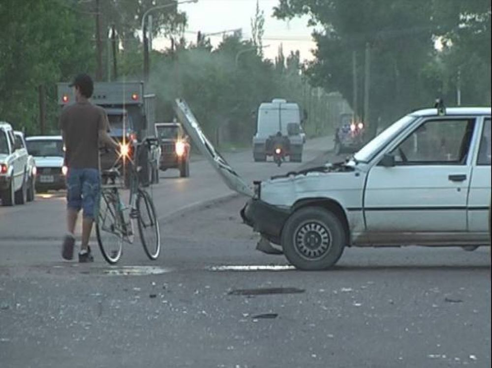 Accidente de tr�nsito en Ruta 7 y Carril Montecaseros de San Mart�n dej� 6 personas hospitalizadas 