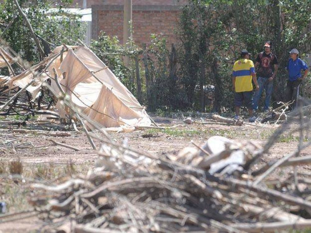 Desalojaron a 56 familias que hab�an tomado un terreno en Guaymall�n 