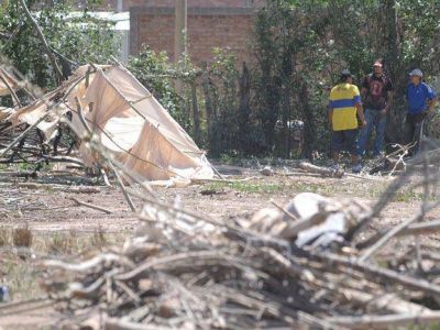 Desalojaron a 56 familias que hab�an tomado un terreno en Guaymall�n 