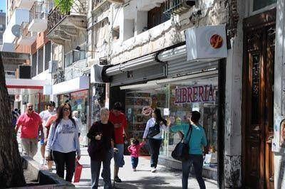 Qued� expuesto el mal estado de los frentes de muchos comercios