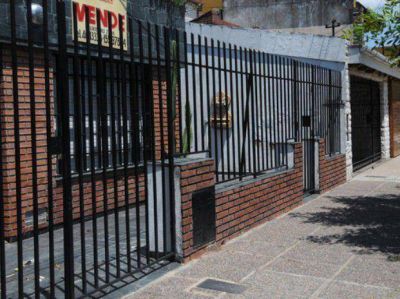 Forceje� y le dispar� a uno de los ladrones que sorprendi� en su casa