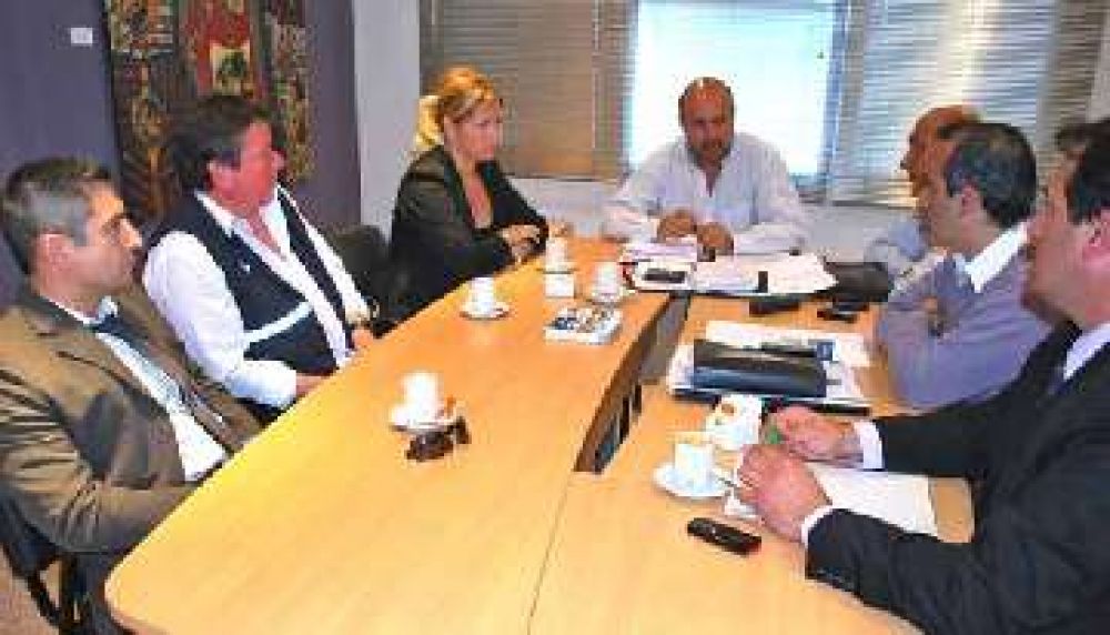 Autoridades de Migraciones y de la Polic�a Federal se reunieron con funcionarios y personal municipal 