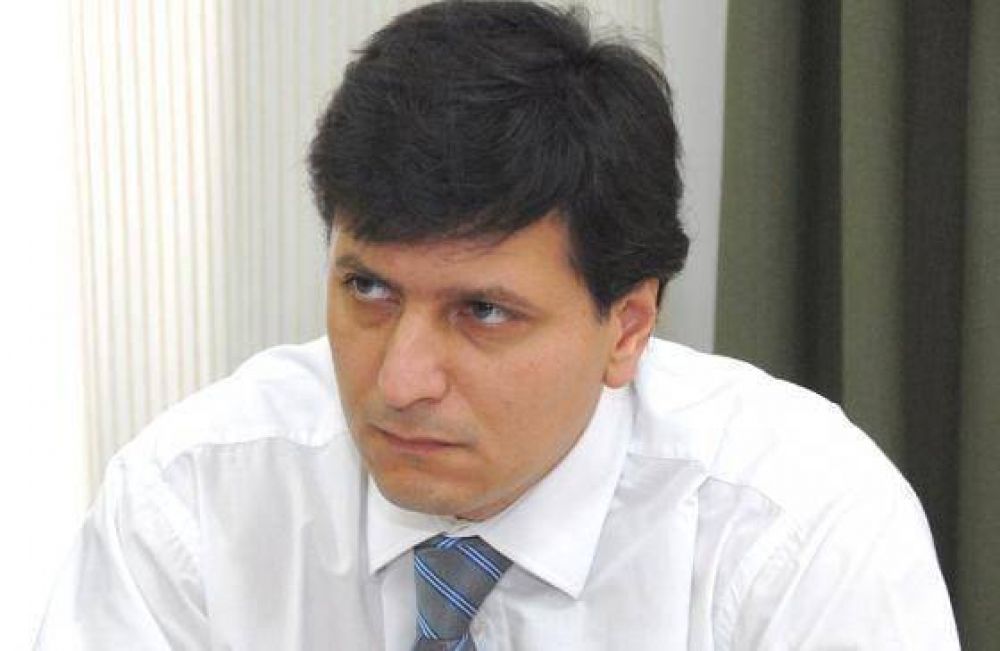 �Peralta es uno de los responsables de la destrucci�n de la salud p�blica�