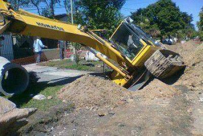 Una excavadora cay� en zanja y estuvo a punto de volcar