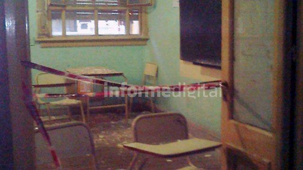 Paran�: tras caerse parte del techo piden desocupar aulas en la Escuela Normal