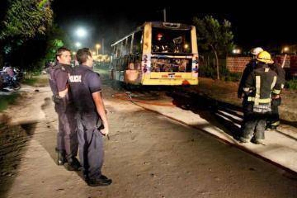 Incendio provoc� destrucci�n total en micro estacionado en la calle