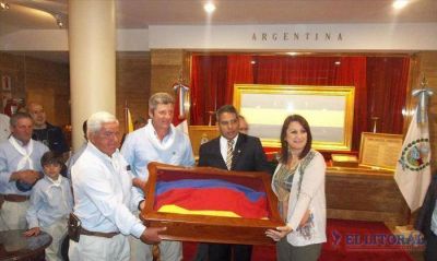 La Bandera de Curuz� ya est� en Rosario para flamear cada a�o