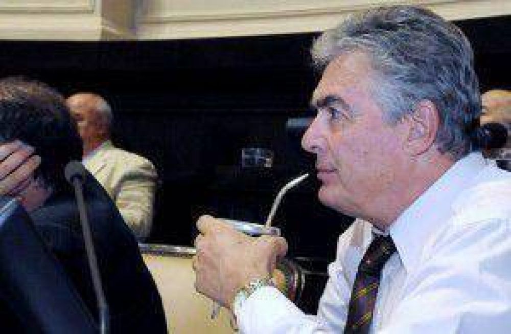 Linares: "Que Breitenstein no renuncie al cargo de Intendente es una estafa a la ciudadan�a" 