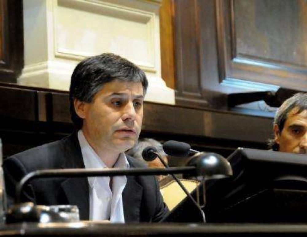Walter Martello: �La idea es ayudar a las personas discapacitadas que obtienen los pases gratuitos para transportes�