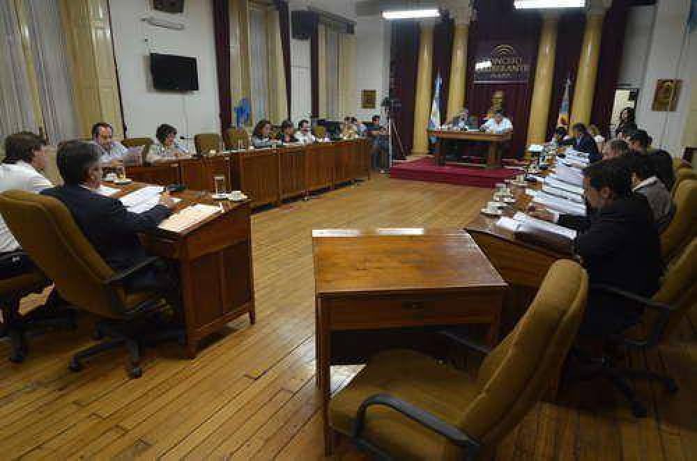 Autorizan al Ejecutivo a tomar un cr�dito y otra pr�rroga para presentar el presupuesto