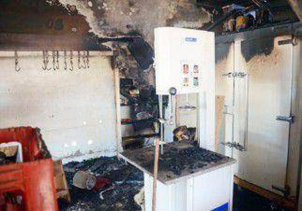 Incendio provoc� p�rdidas totales en un antiguo mercado del Oeste 