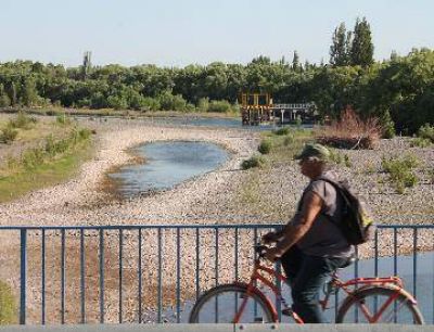 El riego le quita a�n m�s agua al r�o Neuqu�n