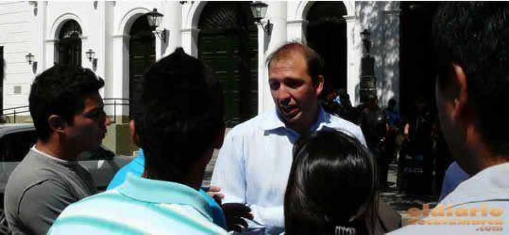 Un funcionario catamarque�o asegur�: "con cinco pesos como arroz con salchicha"